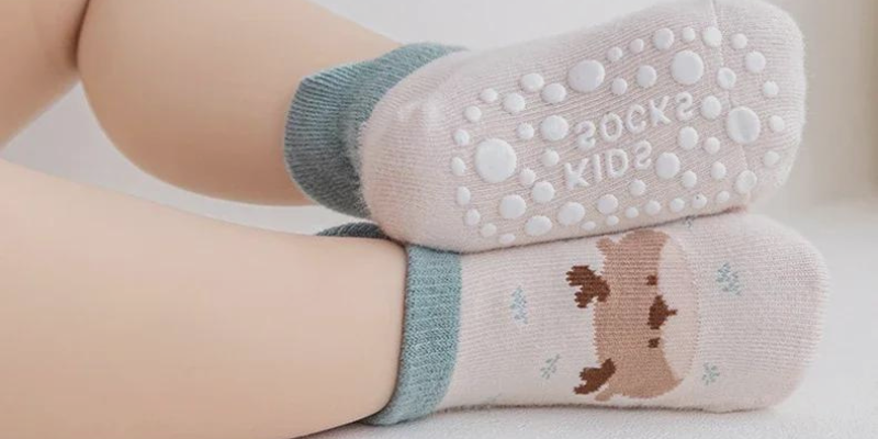 Read more about the article Baby’s First Steps: Ideal Grip Socks for Safety